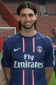 Nosił koszulkę Paris Saint-Germain nr 10 Javier Pastore
